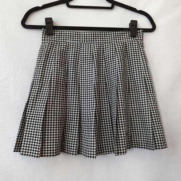 VINTAGE Tretorn Women's Plaid Mini Skirt, 8 - Picture 2 of 11